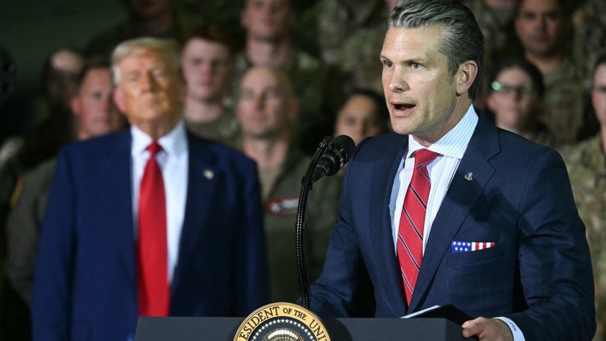 En una decisión que marca un giro radical en la política militar estadounidense, el secretario de Guerra, Pete Hegseth, anunció nuevas directivas desde el Pentágono para restaurar lo que denomina “el más alto estándar masculino” dentro del Ejército.  