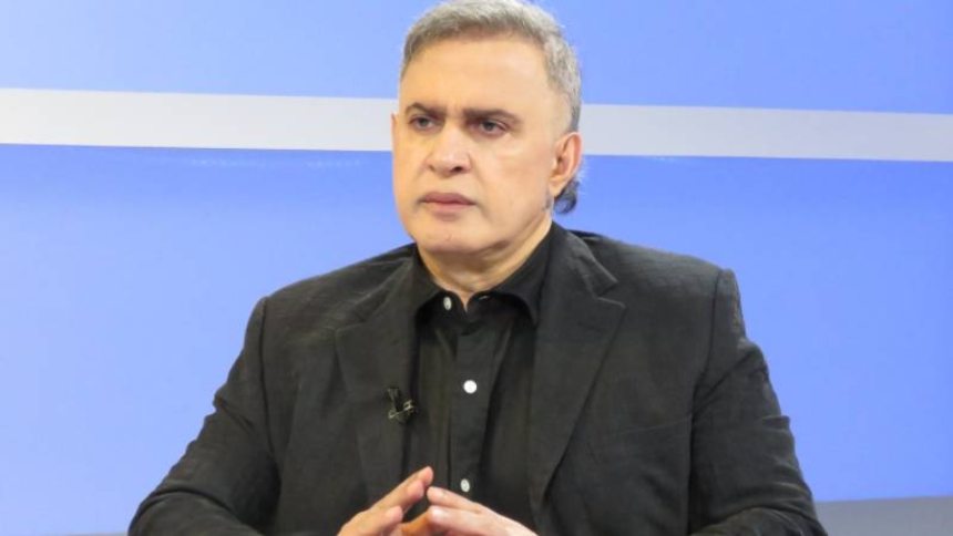 El fiscal general, Tarek William Saab, advirtió este viernes que Edmundo González tendría que enfrentar a la justicia en caso de uqe decida regresar al país, ya que mantiene una orden de aprehensión en su contra.