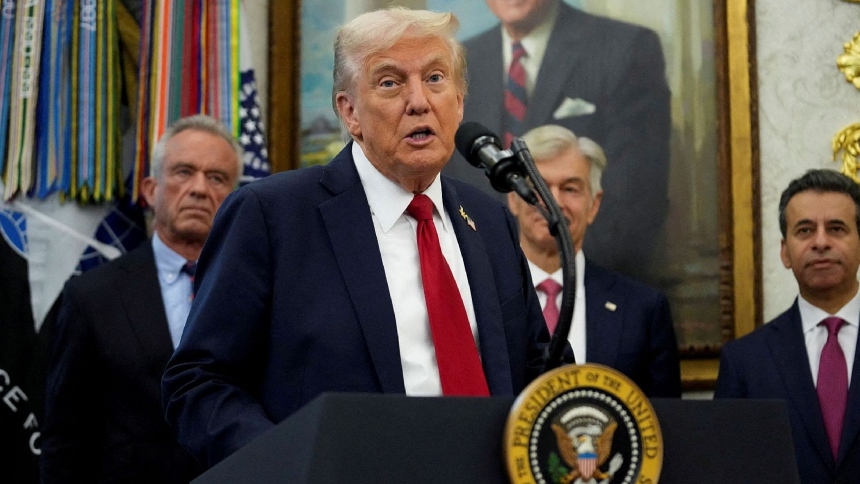 El presidente de Estados Unidos, Donald Trump, exigió este martes, 14 de octubre, al grupo islamista y terrorista Hamás la entrega inmediata de los cuerpos restantes de los rehenes israelíes fallecidos.  