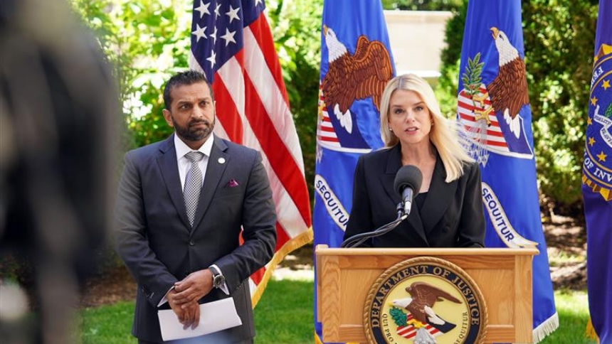 La fiscal general de Estados Unidos, Pamela Bondi, anunció este martes, 28 de octubre, que su equipo inició una investigación formal sobre el presunto uso del dispositivo de firma automática, conocido como autopen, por parte de la administración del expresidente de EEUU, Joe Biden, antecesor del actual mandatario, Donald Trump.