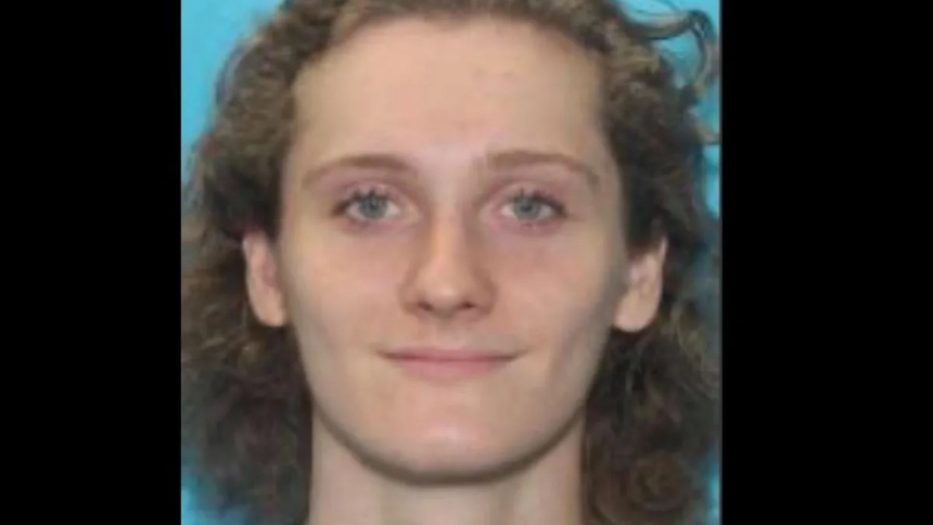 En un caso que tiene impactados a los residentes de Carolina del Norte (EEUU), Dominic Liam Connelly, de 24 años, se encuentra prófugo tras ser acusado de cometer una serie de crímenes violentos que incluyen el asesinato de su abuela, el incendio de su vivienda y el apuñalamiento de un agente del orden.