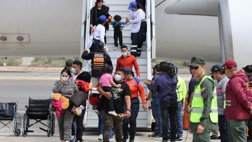 Llegan a Venezuela 200 migrantes repatriados desde Estados Unidos, entre ellos cinco niños