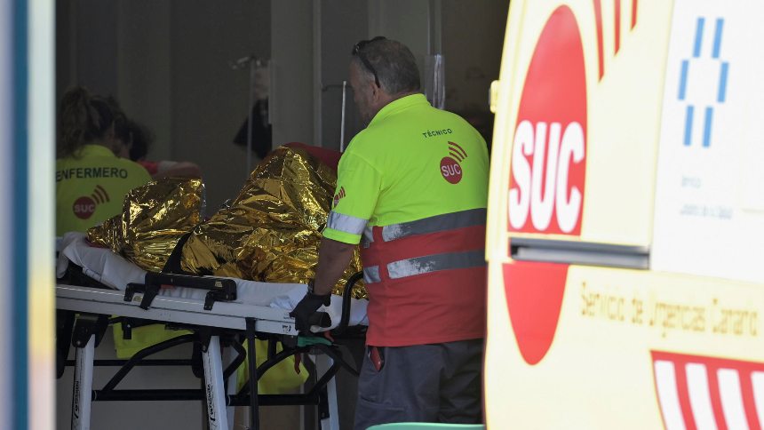 Cuatro muertos entre los cien rescatados en barca que se quedó sin comida junto a Canarias