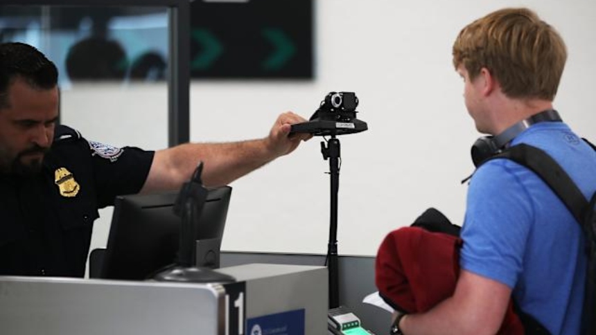 Recabarán datos biométricos a todos los extranjeros que pasen por un control fronterizo a partir de esta fecha