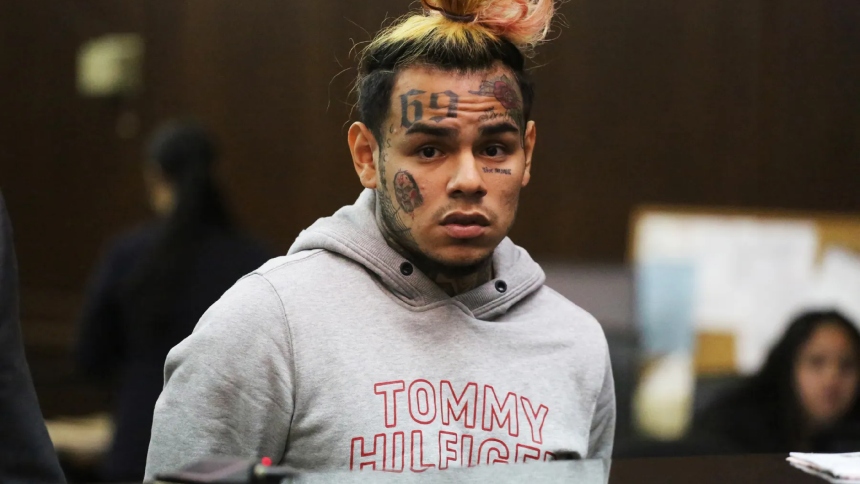 El rapero estadounidense Tekashi 6ix9ine, quien ingresó este martes, 6 de enero, en el Metropolitan Detention Center de Brooklyn, en Nueva York, celebró compartir prisión con Nicolás Maduro, y con Luigi Mangione, acusado de asesinar al director ejecutivo de UnitedHealthcare, quien se encuentran en el mismo centro. 