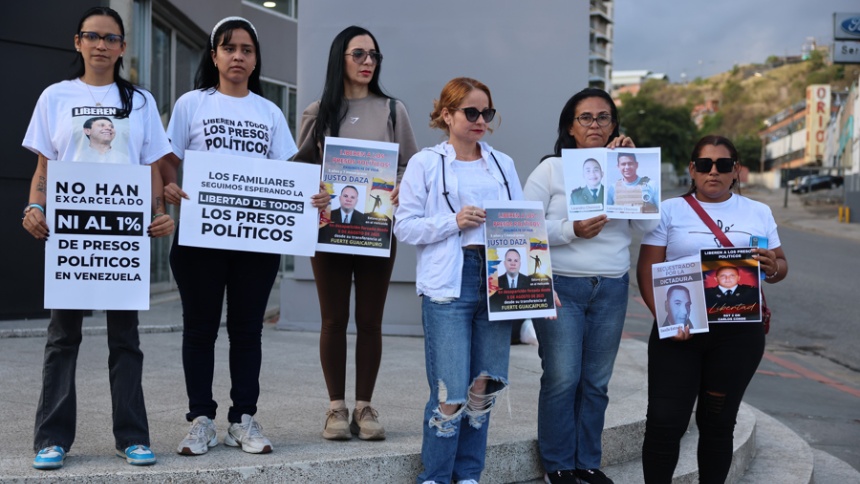 Familias de presos políticos en Venezuela esperan excarcelaciones pese a "desgaste físico"