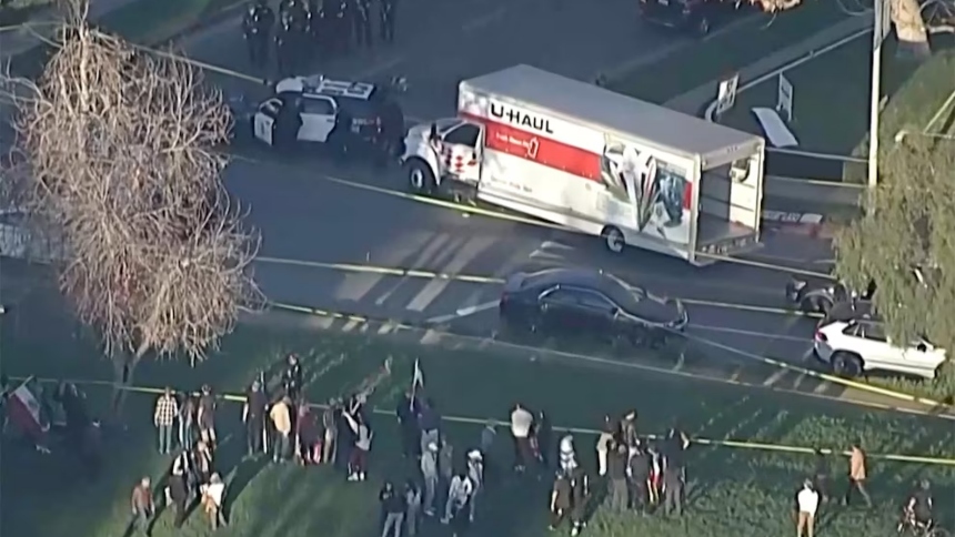 La tensión se apoderó del barrio de Westwood, en Los Ángeles (EEUU), cuando un camión de mudanzas U-Haul irrumpió entre una multitud que marchaba en apoyo al pueblo y contra grave situación en Irán.  