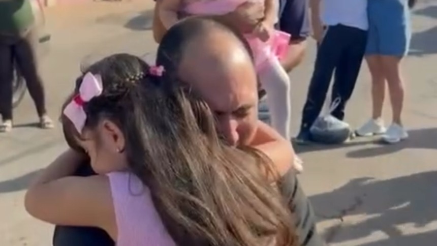 EN VIDEO: Preso político excarcelado sorprendió a sus pequeñas hijas de esta ingeniosa manera, tras más de un año sin verlas