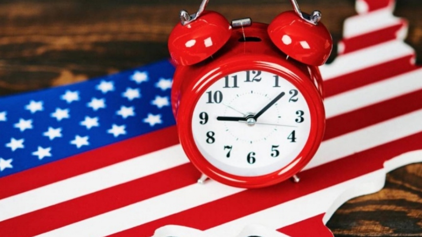 El gobierno federal de Estados Unidos confirmó que el próximo horario de verano entrará en vigor el domingo 8 de marzo de 2026, cuando a las 2:00 de la madrugada los relojes deberán adelantarse una hora.  