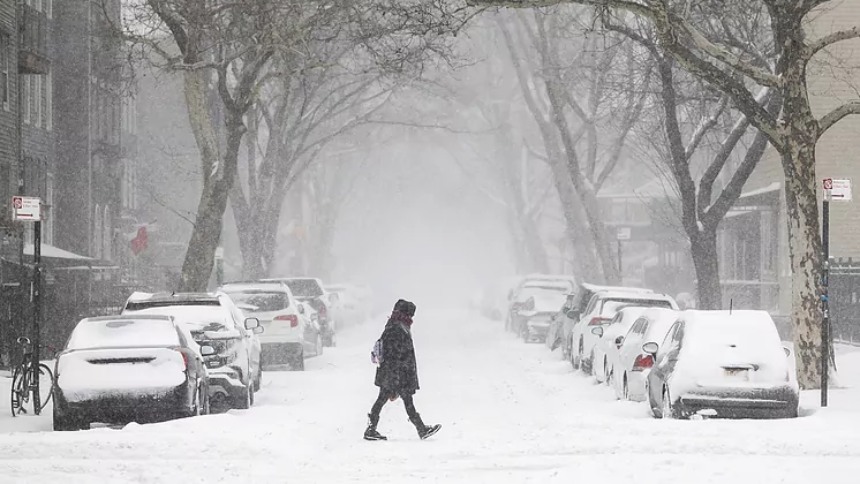 Aumentan a trece las víctimas en Nueva York por primera tormenta invernal de 2026