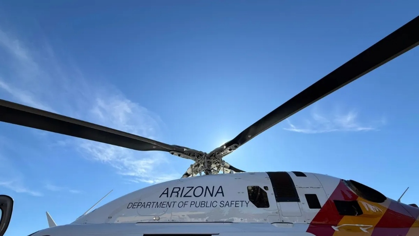 Un helicóptero del Departamento de Seguridad Pública de Arizona (AZDPS, por sus siglas en inglés) se estrelló mientras brindaba apoyo aéreo en medio de un operativo policial en Flagstaff, dejando como saldo la muerte de sus dos tripulantes.  