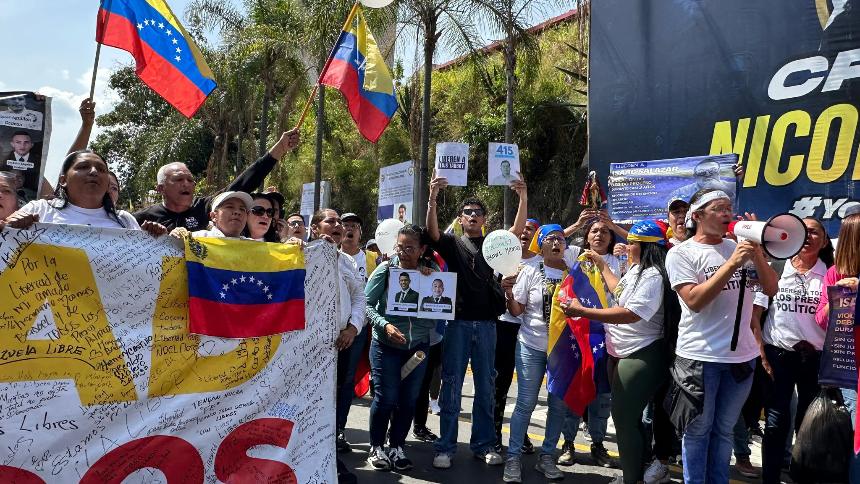 VIDEOS: Familiares de presos políticos marcharon hasta la entrada de El Helicoide y realizaron esta exigencia