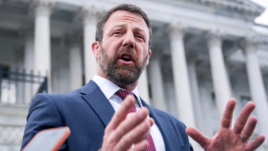 El senador republicano Markwayne Mullin, nominado para asumir como nuevo secretario del Departamento de Seguridad Nacional de Estados Unidos, reiteró que cualquier avance en la normalización de las relaciones con Venezuela dependerá de la restauración democrática y de la celebración de elecciones libres.  