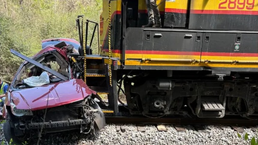 TRAGEDIA EN MISSISSIPPI: Tren de carga colisionó contra una minivan en cruce ferroviario y dejó cinco fallecidos