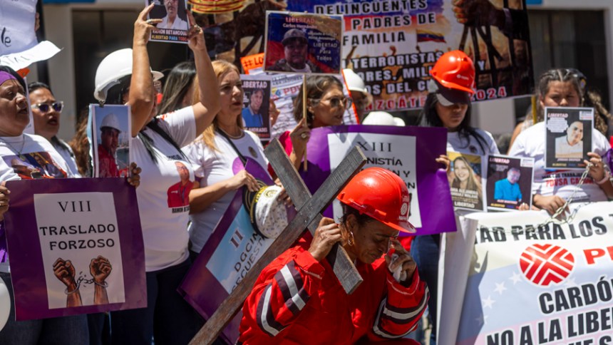EN FOTOS: Familiares de trabajadores de Pdvsa detenidos realizaron viacrucis frente al TSJ para elevar esta petición