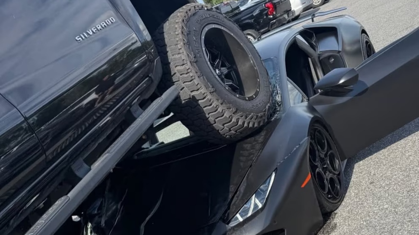 El inesperado impacto entre una camioneta Chevrolet Silverado de tres toneladas y un Lamborghini Huracán valorado en USD 320.000 se convirtió en uno de los videos más comentados en redes sociales durante las últimas horas.  