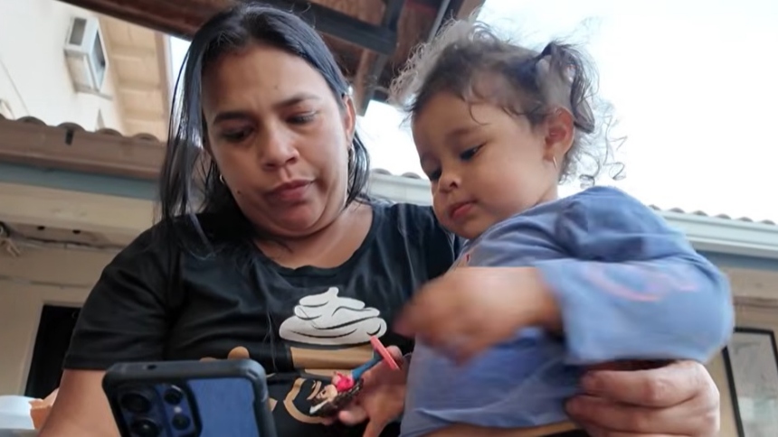 La ciudad de Miami, históricamente asociada con la llegada constante de migrantes que buscan establecerse en Estados Unidos, enfrenta actualmente un fenómeno inverso, ya que un grupo creciente de venezolanos intenta salir del país, regresar a su tierra natal y cerrar su capítulo migratorio. Pero no pueden hacerlo. 