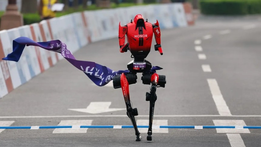 VIDEO VIRAL: Robot humanoide gana media maratón bajando en casi 7 minutos el récord mundial