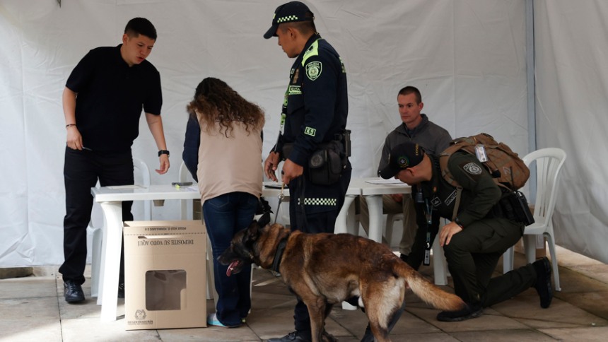 Cierran los colegios electorales en Colombia tras registrar gran afluencia de votantes