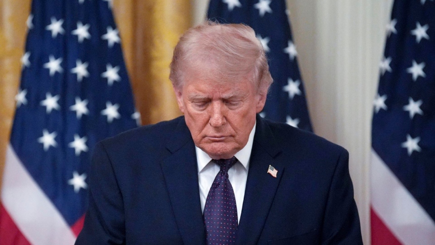 El presidente de Estados Unidos, Donald Trump, expresó este viernes, 22 de mayo, que a pesar de su deseo de acudir a la boda de su hijo mayor, Donald Trump Jr., este fin de semana en Bahamas, su compromiso y «amor por EEUU» no le permiten dejar sus obligaciones en medio de la guerra con Irán y las amenazas contra Cuba. 