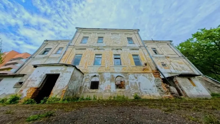 El insólito precio por el que una mujer compró un castillo construido en 1751 en Bielorrusia