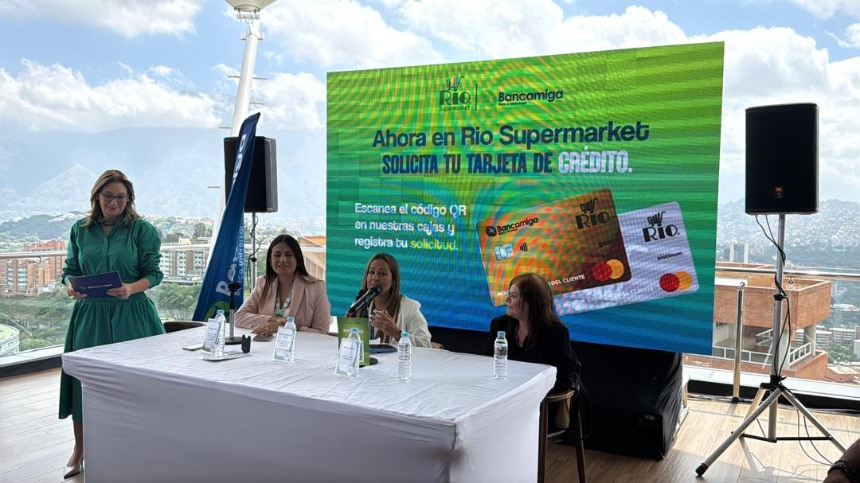 Río Supermarket y Bancamiga entregan más de 2.000 tarjetas de crédito en Caracas