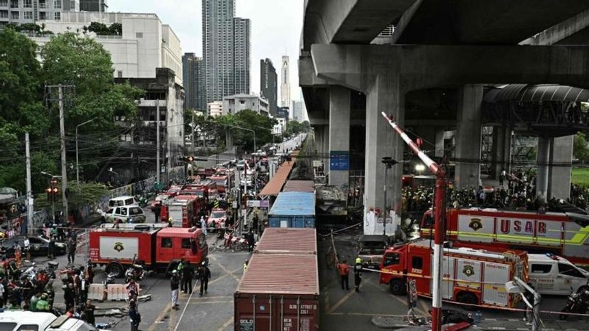 Al menos 8 muertos y 25 heridos tras choque de tren y autobús que se incendió en Bangkok