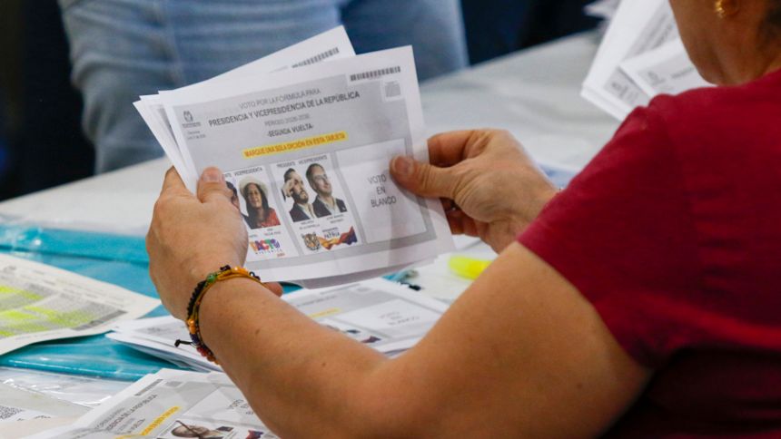 Cerraron los colegios electorales en Colombia y comenzó el conteo de votos