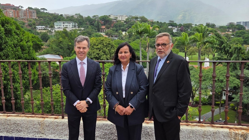 Dinorah Figuera, presidenta de la Asamblea Nacional electa en 2015, agradeció este lunes, 22 de junio, a John Barrett, encargado de negocios de la Embajada de EEUU en Venezuela, por la reunión de ambos para «la construcción de soluciones para el país».  
