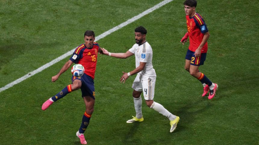 España se recuperó de su decepcionante debut goleando a Arabia Saudita