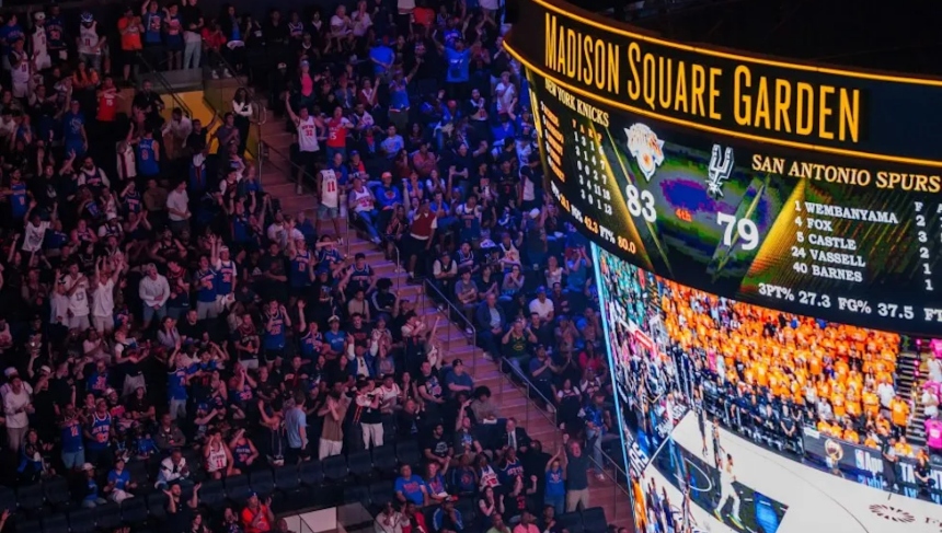 Un adolescente de 17 años permanece se debate entre la vida y la muerte, luego de haber sido brutalmente agredido en las inmediaciones del Madison Square Garden, en Nueva York (EEUU), tras el cuarto partido de las Finales de la NBA entre los Knicks y los San Antonio Spurs.  