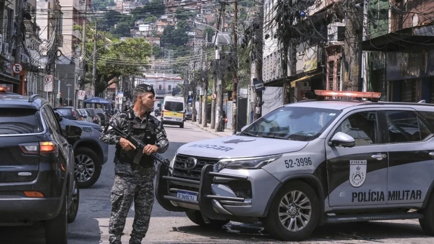 La Policía brasileña desplegó este martes, 16 de junio, un operativo simultáneo en seis estados de ese país para detener a 25 integrantes del grupo criminal transnacional Tren de Aragua por tráfico de armas, drogas y personas, delitos en los que estaría asociado con la banda brasileña Comando Vermelho. 