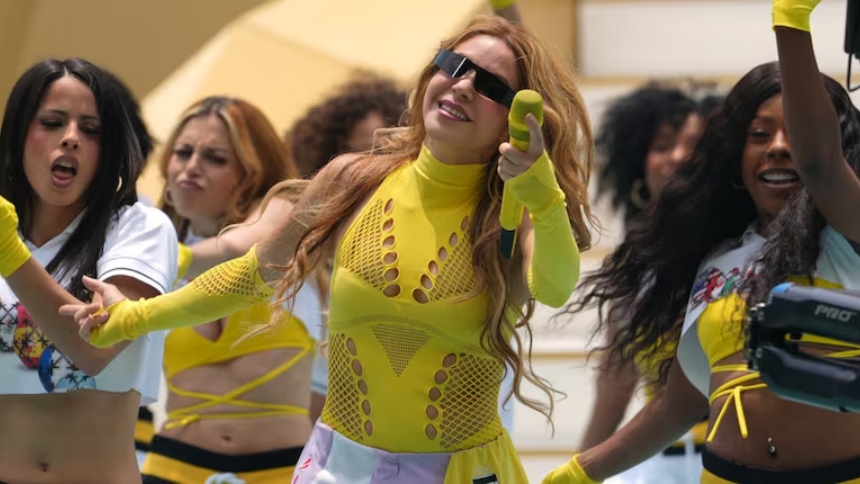 Una fotografía filtrada de Shakira saliendo de un hotel en Los Ángeles (EEUU), junto al actor mexicano Manuel García-Rulfo, desató especulaciones en redes sociales durante las últimas horas sobre un posible romance, tras su participación en la inauguración del Mundial en México.  