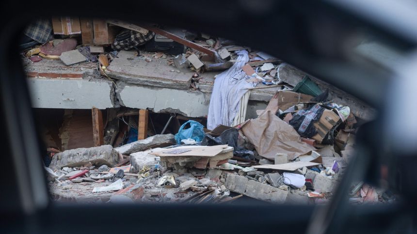 Venezuela, la búsqueda contrarreloj de sobrevivientes un día después de los terremotos