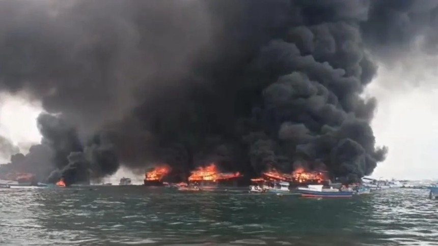 Al menos 14 embarcaciones pesqueras y 21 lanchas quedaron afectadas este sábado por incendios registrados en el puerto de la ciudad ecuatoriana de Manta, sin que se conozcan aún las causas que provocaron el suceso, que ha dejado imágenes en las que se aprecian grandes columnas de fuego y humo negro.