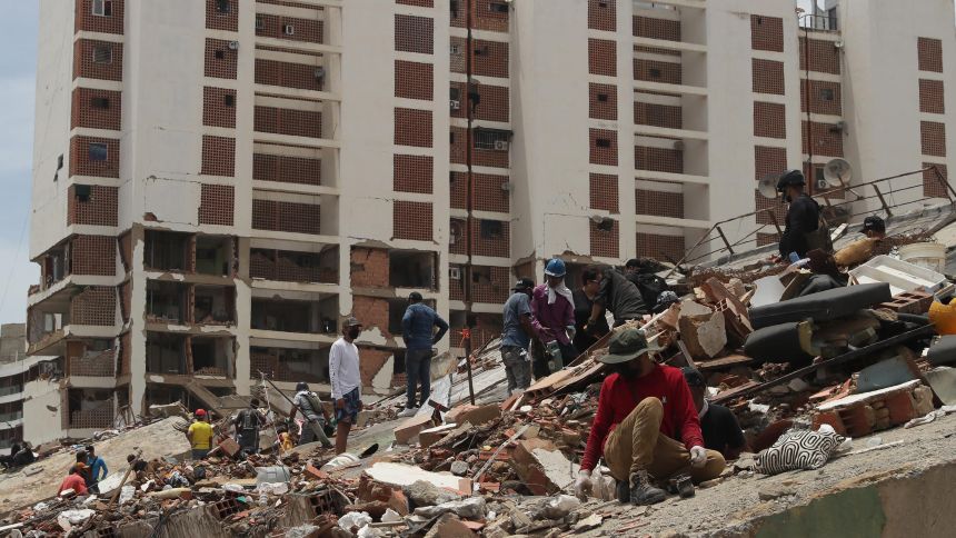 Aurora, la venezolana que duerme afuera de su casa destruida a la espera de que rescaten a su hijo