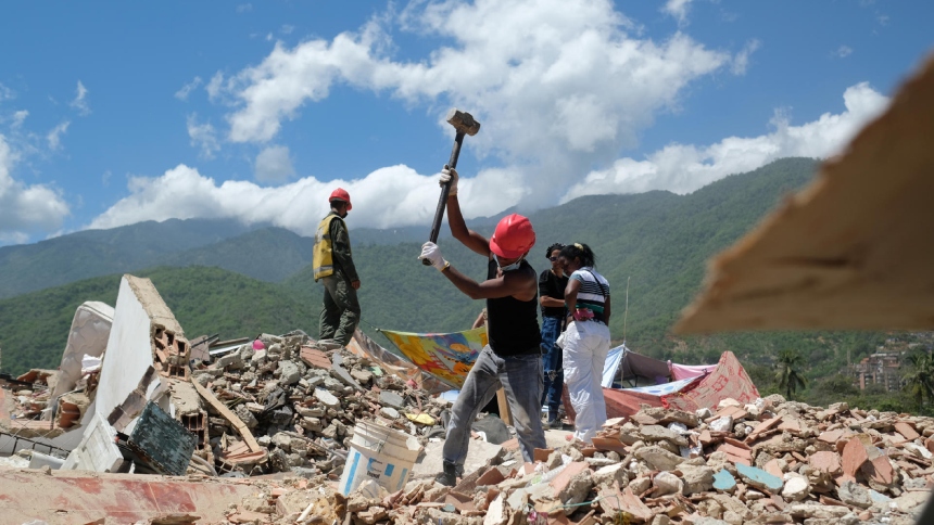 Integrantes del Urban Search and Rescue Florida Task Force regresaron a Miami (EEUU) tras ocho días de labores en las zonas más afectadas de Venezuela por los terremotos del 24 de junio, que dejaron a La Guaira como el estado más devastado.  