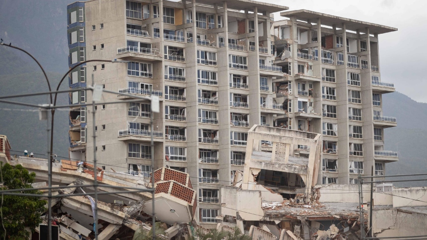 Los terremotos de 7,2 y 7,5 grados que sacudieron a Venezuela el pasado 24 de junio y dejaron 3.811 fallecidos, según la cifra oficial más reciente, frenaron los planes de retorno de cientos de venezolanos en el exterior y, según expertos, podrían impulsar una nueva ola migratoria desde el país.  