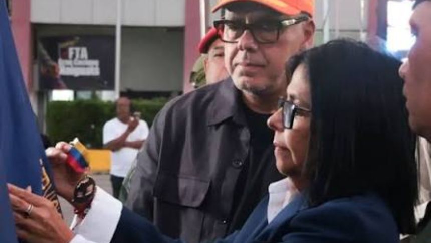 Delcy Rodríguez condecoró a 6.000 rescatistas junto a sus unidades caninas