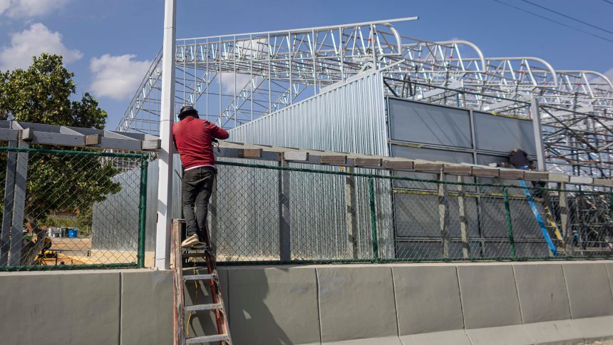 El Gobierno Nacional trabaja en la instalación de terminales temporales en el Aeropuerto Internacional Simón Bolívar de Maiquetía, con miras a la reactivación de los vuelos comerciales nacionales e internacionales, luego de que sufriera afectaciones por el doble terremoto del pasado 24 de junio.