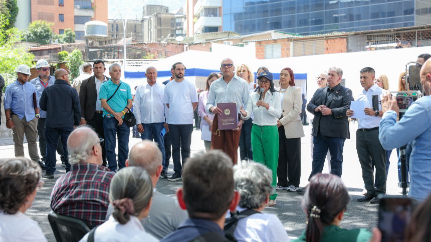 Delcy Rodríguez firmó la Ley de Arrendamientos y anunció financiamiento a juntas de condominio de edificios afectados