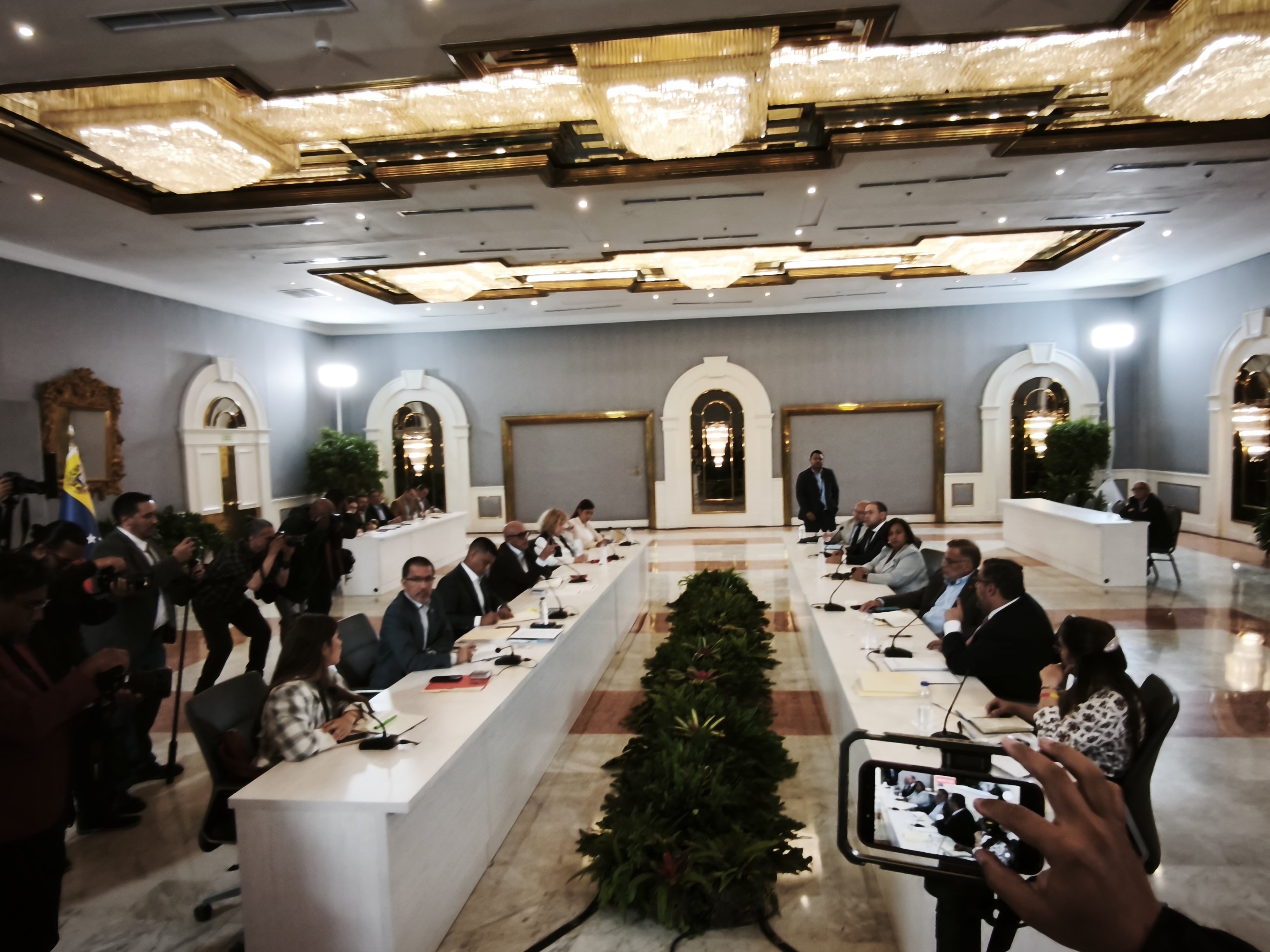 Gobierno y oposición conversan por segundo día tras iniciar un diálogo por la transición