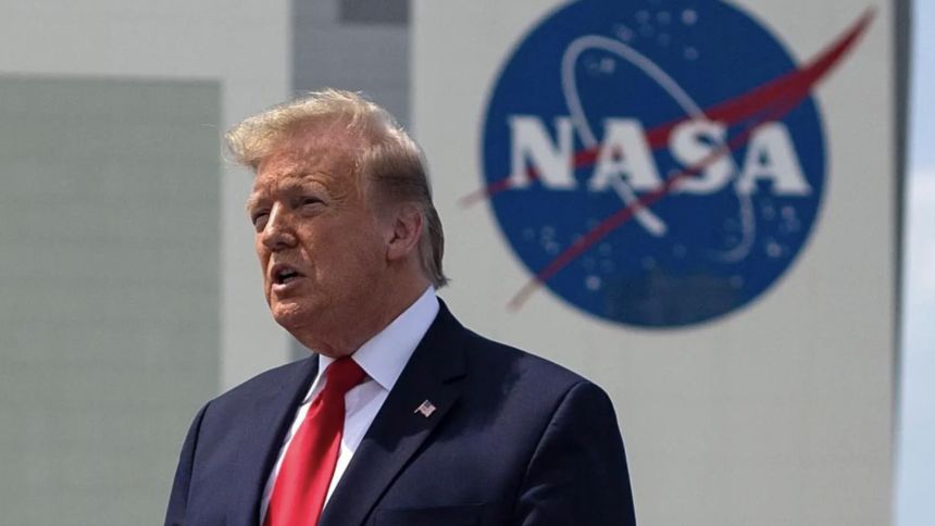 Trump ordenó a la NASA explorar «vías comerciales» para enviar humanos a Marte