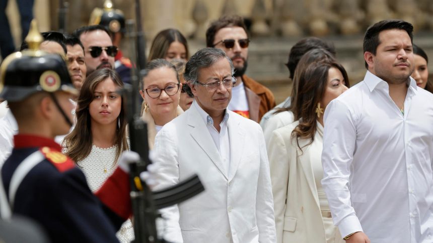 Despedida de Petro como presidente de Colombia: concentraciones, llanto y "resistencia"