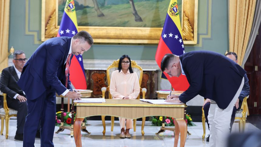 VIDEO | Gobierno firma contrato con la multinacional Impsa para reactivar la hidroeléctrica Tocoma
