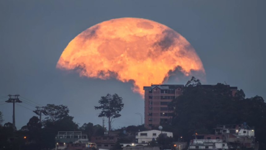 VIRAL: Las espectaculares imágenes que dejó la primera ‘Luna de la Cosecha’ en Caracas este 26Sep