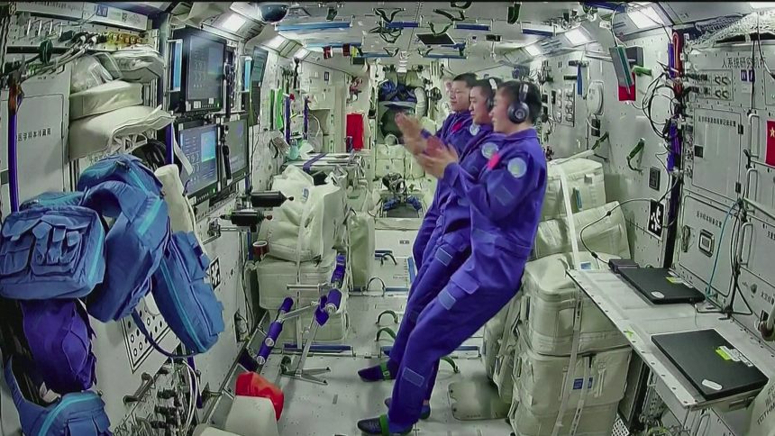 Estación espacial china estrenó una «freidora de aire» que les permite cocinar alitas de pollo y tarta