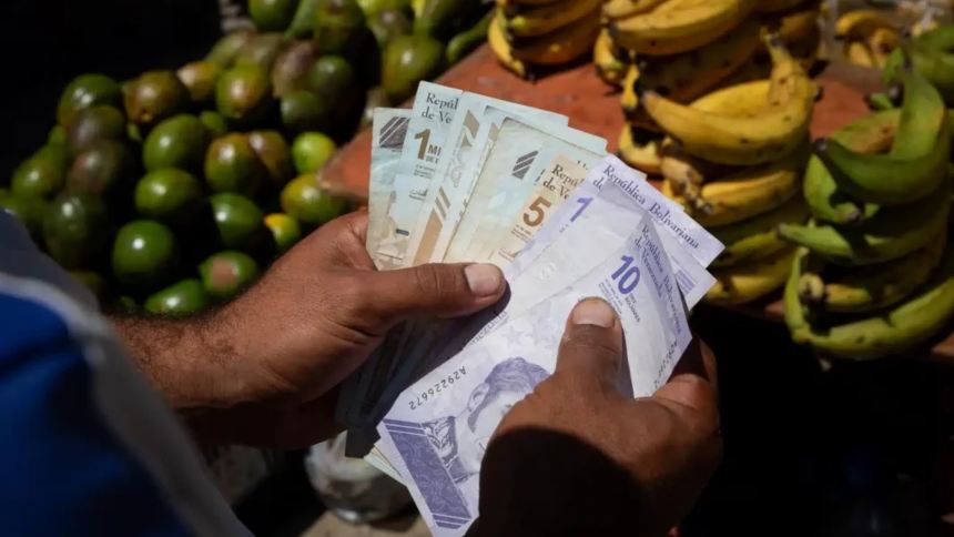 Datanáisis dice que tener bolívares guardados no es una alterativa porque perdieron capacidad de compra. Foto archivo.