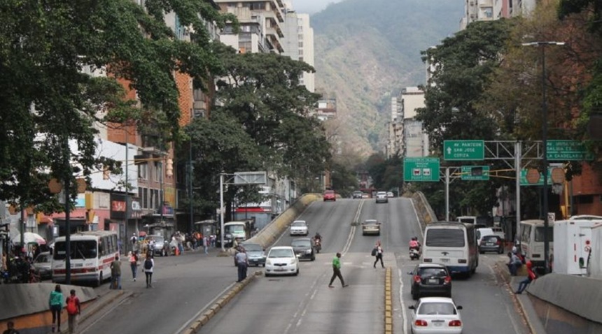 Las labores de demarcación las efectuará el INTT en varias vías de Caracas, en horario nocturno. Foto cortesía YVKE Mundial