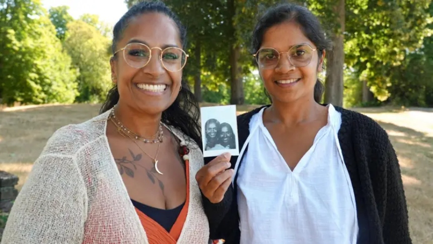 Meena Geltink y Minal Tijssen, eran amigas y descubrieron que son hermanas 40 años después. Foto cortesía BBC.